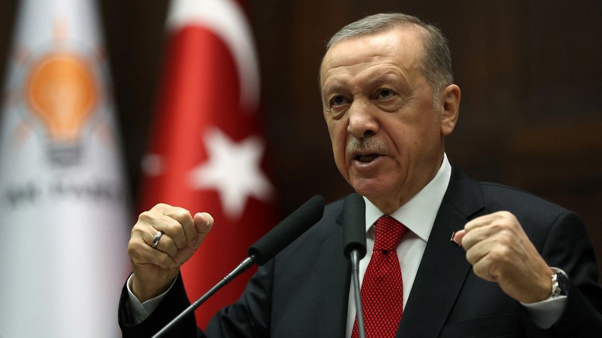 Erdogan se jeví jako „král“ války na Ukrajině. Ale potápí ho krize